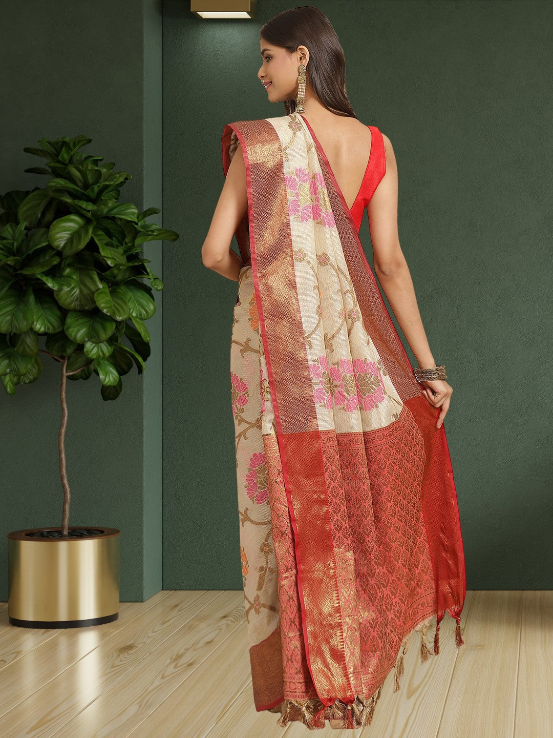 Vyanjari – The Enchanted Floral Elegance