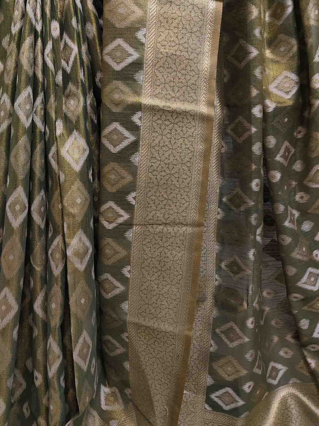 Divira - The Antique Olive Charm